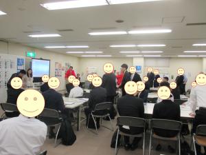 参加者の顔をスタンプで隠している、さかいジョブマッチ交流会の様子写真