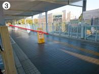 3.屋根のある高架通路の写真