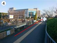 4.中央に点字ブロックのある歩道が奥へと伸びている写真
