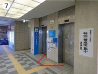 7.2機のエレベーターがあるエレベーター乗り場の写真