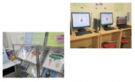 写真が2枚横に並んでいる。左の写真にはたくさんの種類の案内チラシが、右の写真には壁際の棚に並べられた3台のパソコンが写っている。